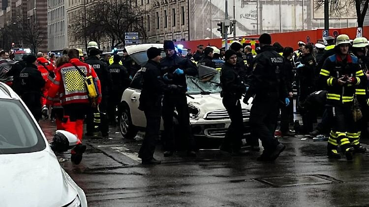 У Мюнхені автомобіль в'їхав у натовп — щонайменше 15 постраждалих, фото