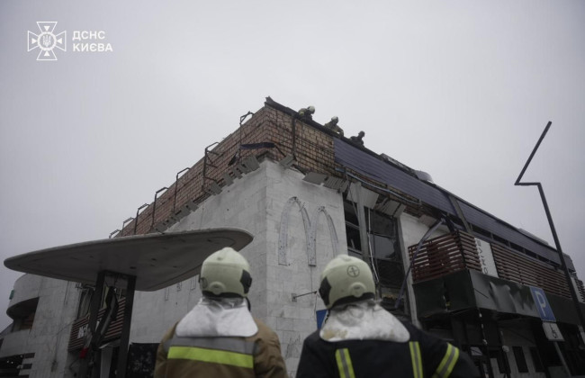 Поврежденный из-за обстрела McDonald's возле станции метро «Лукьяновская» возобновил работу