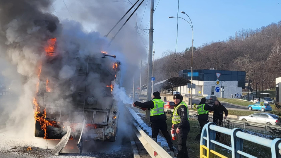 У Києві під час руху з пасажирами загорівся тролейбус, фото