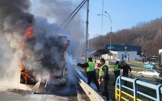 В Киеве во время движения с пассажирами загорелся троллейбус, фото
