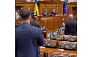 Засідання Верховної Ради знову довелося закрити через блокування трибуни, відео
