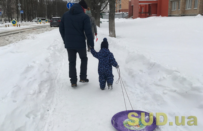 Факт проживания отца в городе, который обстреливает РФ, не является безусловным основанием для отказа в передаче ребенка отцу – КГС ВС