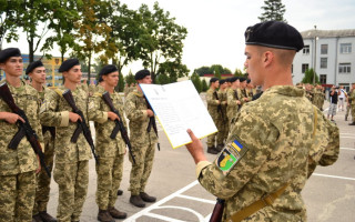 Лица офицерского состава, которые увольняются с военной службы в течение 5 лет после окончания заведения высшего образования, будут возмещать расходы государству