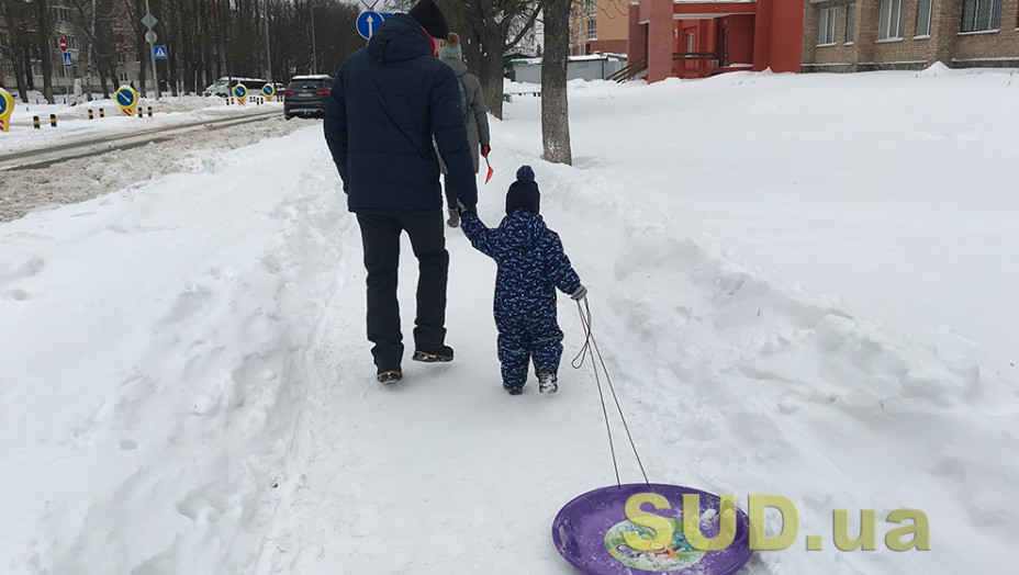 Факт проживания отца в городе, который обстреливает РФ, не является безусловным основанием для отказа в передаче ребенка отцу – КГС ВС