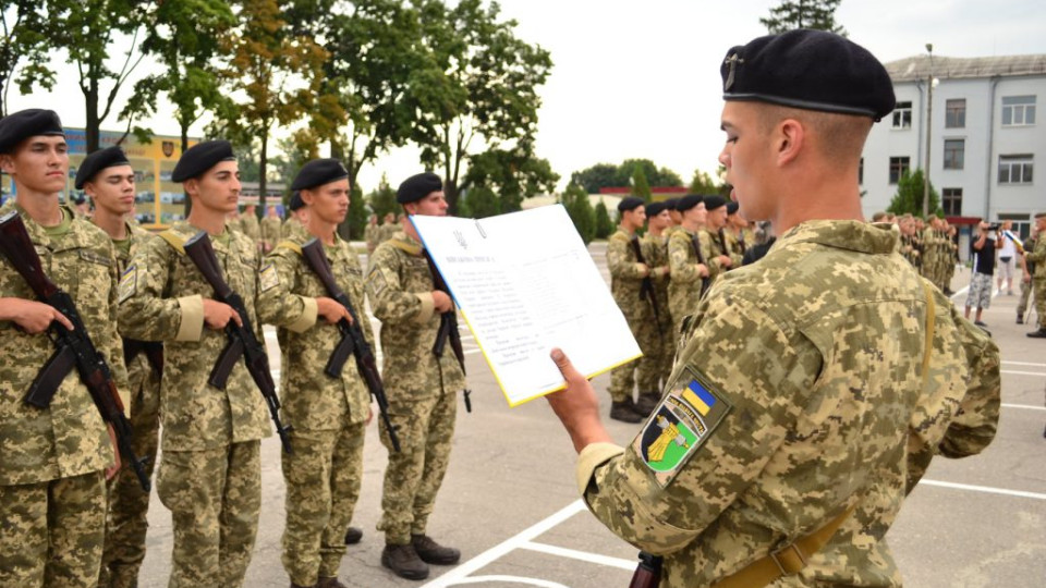 Лица офицерского состава, которые увольняются с военной службы в течение 5 лет после окончания заведения высшего образования, будут возмещать расходы государству