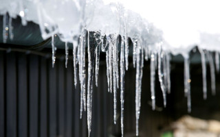 Что делать, если на припаркованный под зданием автомобиль упала сосулька