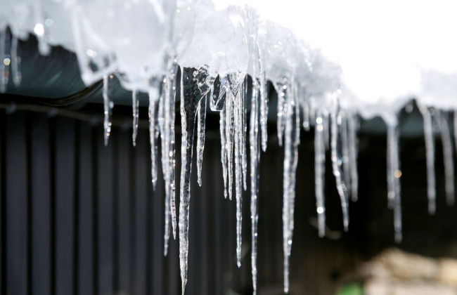 Что делать, если на припаркованный под зданием автомобиль упала сосулька