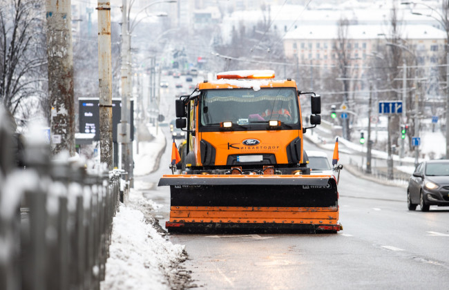 Киев в снегу – на дорогах работает 232 единицы техники