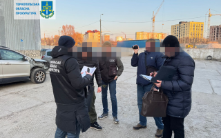 По 100 доларів за розмитнення кожного авто — у Тернополі митника затримали на хабарі