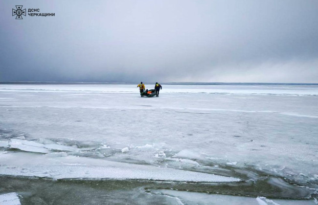 В Черкасской области спасли трех человек с дрейфующей льдины