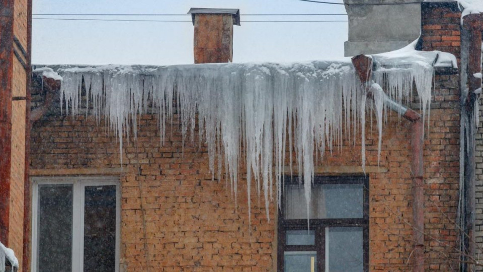 На припаркованный автомобиль упала сосулька, а страховка отсутствует — что делать владельцу