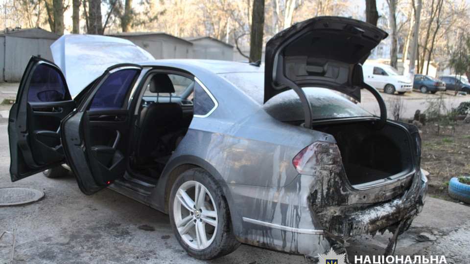 В Одесі безхатько підпалив авто чоловіка, який не пустив його у під’їзд