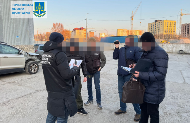 По 100 доларів за розмитнення кожного авто — у Тернополі митника затримали на хабарі