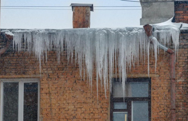 На припаркованный автомобиль упала сосулька, а страховка отсутствует — что делать владельцу