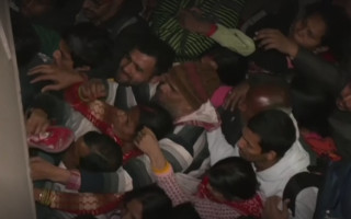 Задержка поездов на вокзале Нью-Дели привела к давке – 18 погибших и десятки раненых