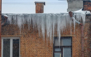 На припаркований автомобіль впала бурулька, а страховка відсутня — що робити власнику