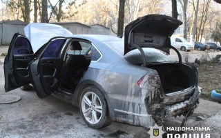 В Одессе бездомный поджег авто мужчины, который не пустил его в подъезд