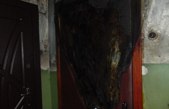 В Киеве мужчина поссорился с подругой и поджег дверь в ее квартиру