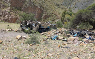 В Южной Америке автобус слетел с почти километровой горной дороги в овраг – погибли 30 человек