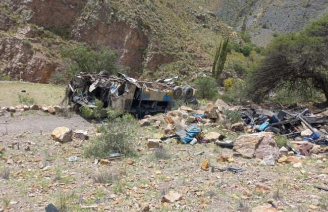 В Южной Америке автобус слетел с почти километровой горной дороги в овраг – погибли 30 человек