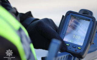 Патрульні у Києві з приладом TruCam фіксують порушників ПДР – де вимірюють швидкість