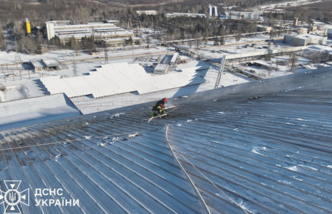 На Чорнобильській АЕС досі продовжують боротись із наслідками російського удару, фото