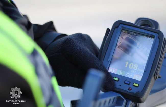 Патрульные в Киеве с прибором TruCam фиксируют нарушителей ПДД – где измеряют скорость