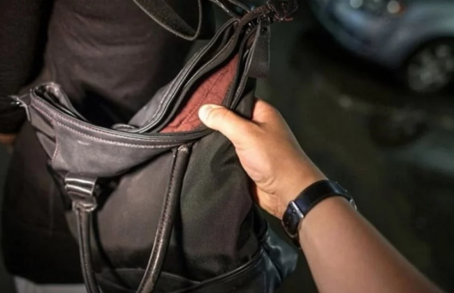 В Хмельницкой области у женщины вырвали из рук сумку из 1,5 млн грн — как наказали грабителей