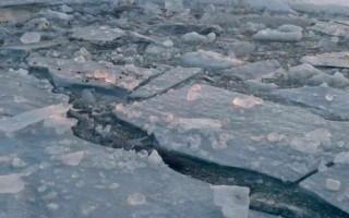 В Киеве мужчина заехал машиной на Днепр и она провалилась под лед, видео