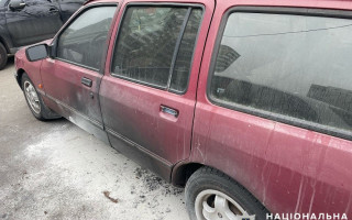 На Троєщині у Києві жінка підпалила сміття і поклала під припарковану автівку, фото
