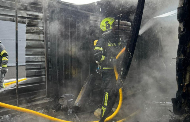 В Киеве загорелась СТО в Соломенском районе
