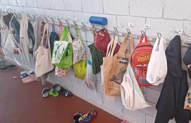 Франция вводит регулярные осмотры рюкзаков учеников в школах