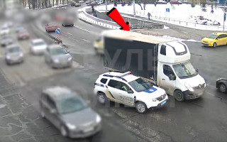 В Киеве наказали водителя грузовика, который остановился на перекрестке — видео
