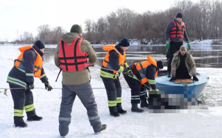 На Днепропетровщине двое мужчин провалились под лед – одного спас подросток, другой пропал