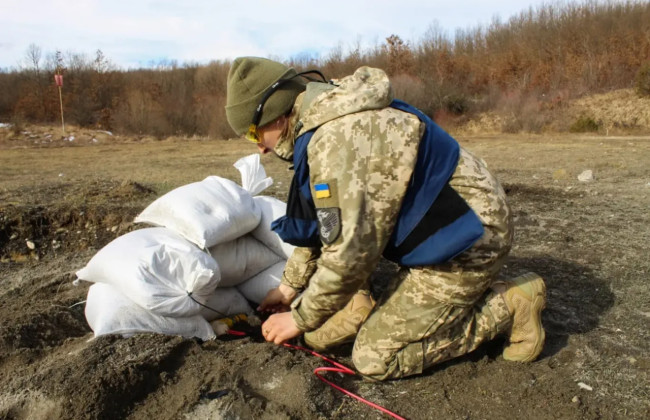 Более 35% женщин участвуют в противоминных работах в Украине