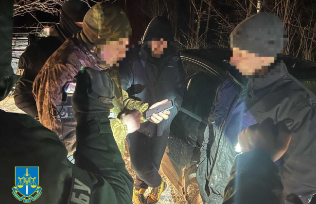 В Ровенской области разоблачили двух дельцов, которые за 6000 долларов помогали военнообязанным пересечь границу