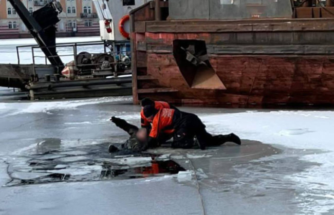 В Подольском районе столицы из Днепра достали тело мужчины