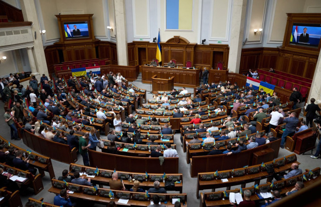 Народні депутати розпочали засідання з виконання духовного гімну через встановлений раніше Національний день молитви