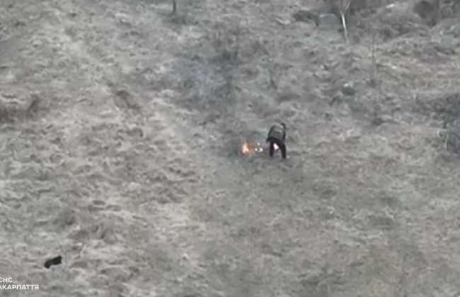 На Закарпатье дрон ГСЧС «на горячем» поймал мужчину, который жег сухостой
