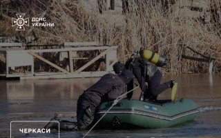 В Черкассах мужчина повел ребенка на лед, а затем их вытаскивали из ловушки спасатели
