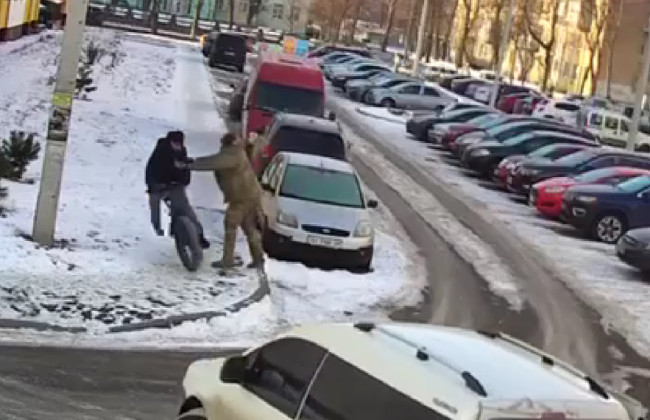 В Харькове мужчина в военной форме толкнул велосипедиста на тротуаре – видео