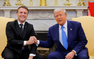 Макрон попросил Трампа не начинать торговую войну против Европы, потому что так ЕС не увеличит расходы на оборону