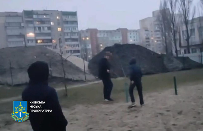 В Киеве трое подростков на фоне конфликта избили 14-летнего парня и выложили видео в сеть