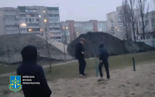 У Києві троє підлітків на тлі конфлікту побили 14-річного хлопця і виклали відео в мережу