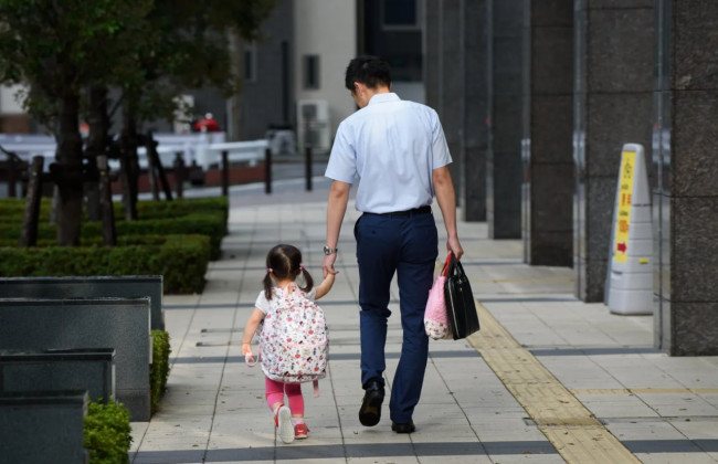 Токио вводит четырехдневную рабочую неделю из-за кризиса рождаемости