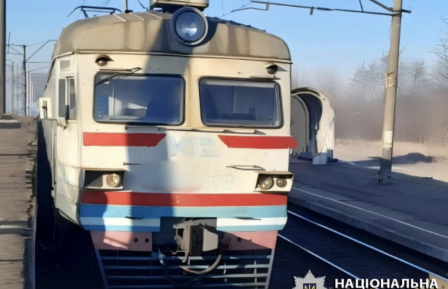 На Киевщине поезд сбил 20-летнюю девушку, которая шла по железнодорожным путям в наушниках