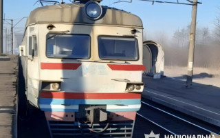 На Киевщине поезд сбил 20-летнюю девушку, которая шла по железнодорожным путям в наушниках