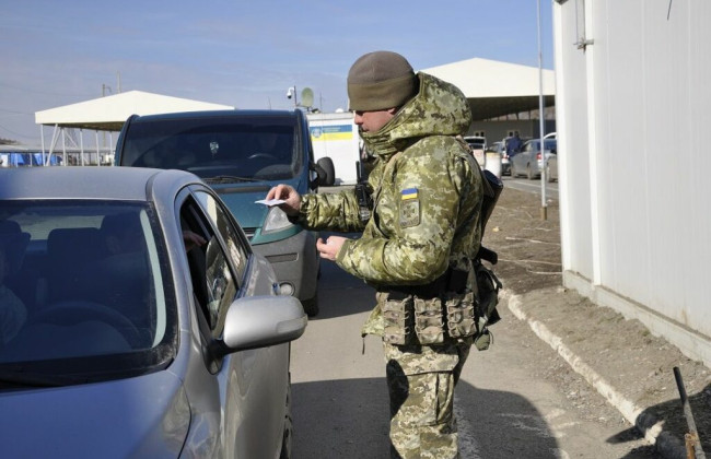 Мінкульт зупинить видачу листів на виїзд за кордон журналістам і митцям, бо вони не завжди повертаються