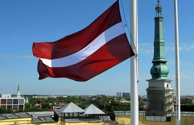 Сорвал флаг Украины и прославлял войну – в Латвии судили мужчину