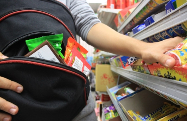 В Хмельницкой области двое братьев 13 и 17 лет воровали продукты из магазина — как их наказали